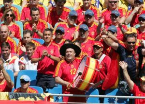 Manolo el del Bombo entre la afición española: Agencias.