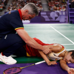 El entrenador de Carolina Marín consolando a su pupila cuando se rompió en París 2024: RTVE.