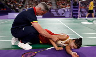 El entrenador de Carolina Marín consolando a su pupila cuando se rompió en París 2024: RTVE.
