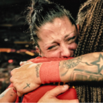 Jennifer Hermoso y Salma Paralluelo se abrazan tras proclamarse campeonas del Mundo: Netflix.