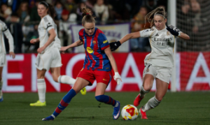 Ewa Paior y Athenea del Castillo disputan un balón en la final de la Supercopa de España femenina 2026: RTVE.