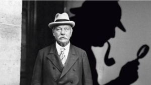 Arthur Conan Doyle y por detrás, la sombra de Sherlock Holmes: Archivo.