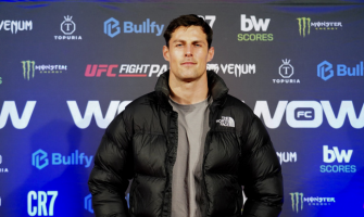 Oliver Buendía en el photocall de WOW: Olivia Talent.