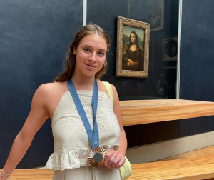 Alisa Ozhogina con la medalla de bronce que ganó con el equipo español en los Juegos Olímpicos de París 2024: Instagram.