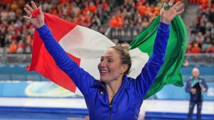 Francesca Lollobrigida luce orgullosa la bandera de Italia: RTVE.
