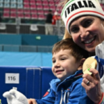 Francesca Lollobrigida celebra su medalla de oro en Milán-Cortina 2026 con su hijo Tomasso: Women's Health.