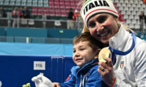Francesca Lollobrigida celebra su medalla de oro en Milán-Cortina 2026 con su hijo Tomasso: Women's Health.