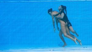 La imagen de Andrea Fuentes rescatando a Anita Álvarez que dio la vuelta al mundo: AFP.