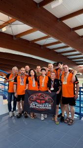 El Club Natación Máster Fuenlabrada muestra orgulloso sus 34 medalla: CNMF.