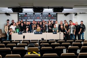 Enoc Solves con todos los periodistas que cubrieron el WOW 29: Olivia Talent.