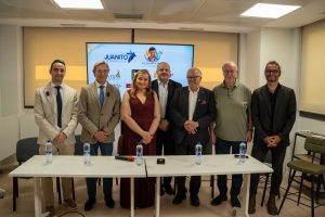 Vicente del Bosque junto a Carmen Colino y los ponentes que presentaban el proyecto "La sonrisa de Salah": APDM.