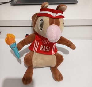 El peluche de la ardilla Rasi: Ravelo.