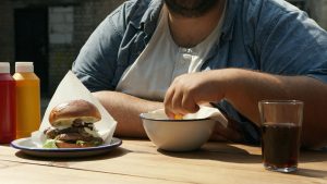 La obsesión por comer sano puede surgir por miedo a la obesidad: RF.