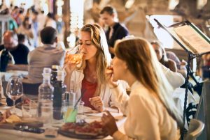 Para las personas que sufren ortorexia, comer fuera con los amigos es un sufrimiento: RF.