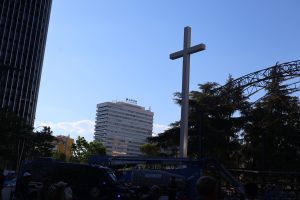 La cruz puesta en La Castellana en honor al Santo Padre: Ravelo.