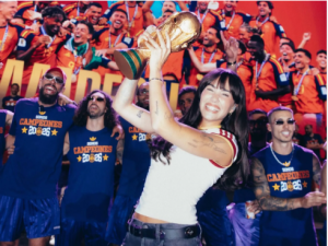 Aitana cantó "Superestrella" para la selección española y tuvo el privilegio de coger la Copa del Mundo: Instagram.