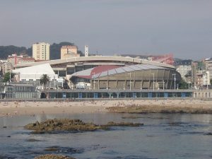 El estadio de Riazor por fuera: Wikipedia.