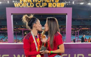 La pareja besando la Copa del Mundo: Redes sociales.