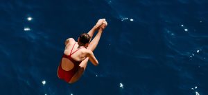 Mujer saltando desde una plataforma de 20 metros: RF.
