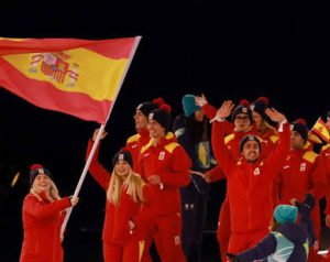 Olivia Smart portó con mucho orgullo la bandera de España en la ceremonia de inauguración de Milán-Cortina 2026: Instagram.