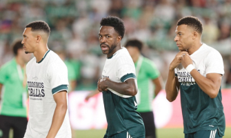 Vinicus y Mbappé ocultando el mensaje de apoyo a Ceuta mientras que Trent lleva la camiseta puesta correctamente: RTVE.