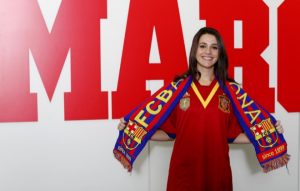 Inés Arrimadas posando para Marca con la camiseta de la selección española y la bufanda del Barcelona: Marca.