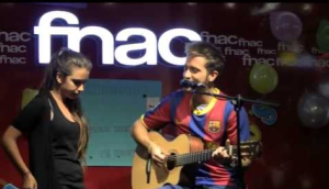 Pablo Alborán ha llegado a cantar encima de un escenario con la camiseta del Barça: YouTube.