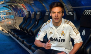 Ricardo Gómez posa en el banquillo del Real Madrid: Cadena Ser.