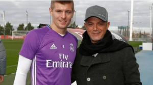 Un crack del fútbol, Toni Kroos, y otro de la música, Alejandro Sanz: Real Madrid.