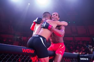 Abrazo entre Yaman "El Diamante" Mjahed y Delffy Humer Scaled después del combate: Olivia Talent.